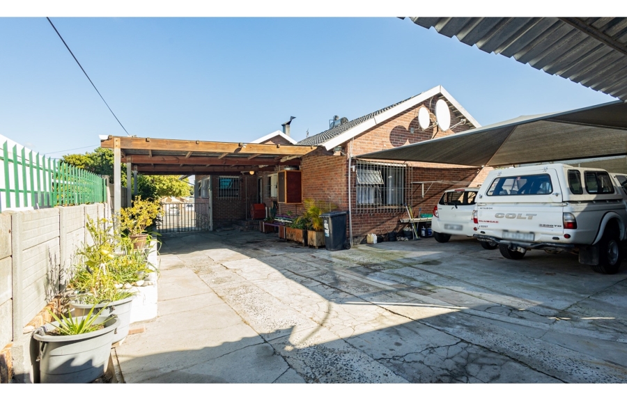 5 Bedroom Property for Sale in Avondale Western Cape